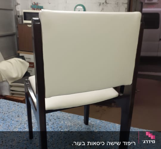 כיסא מרופד בלבן עם מסגרת עץ כהה